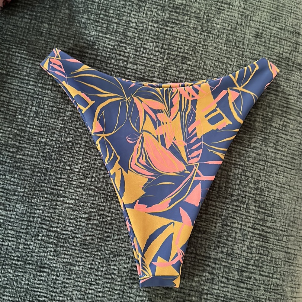 Skatie. Bikini Bottoms. Style: Kelly. Print: Anguilla.